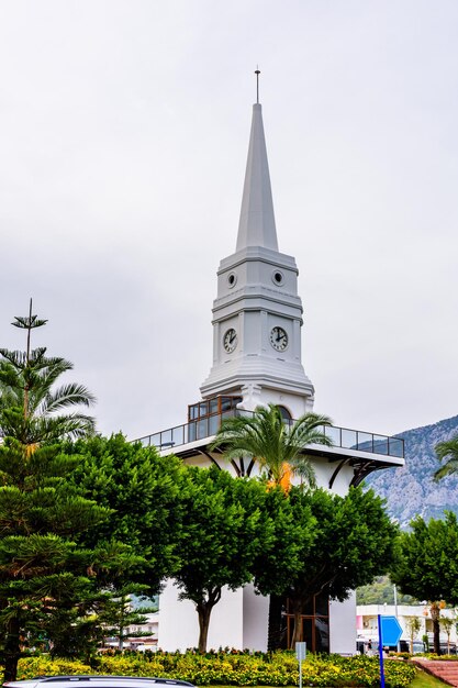 Sneeuwwitte klokkentoren op het centrale plein van de stad Kemer. Symbool van Kemer. provincie Antalya, Turkije