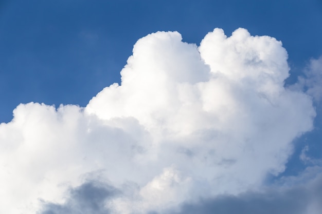 Sneeuwwitte pluizige stapelwolken in de blauwe lucht