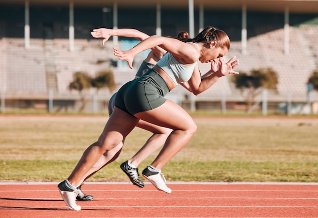 Snel racen en atleten lopen sprint in competitie of fitness spel en training voor energie wellness op het spoor Sport stadion en atletische mensen of hardloper oefening snelheid en workout prestaties