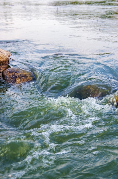 Snel stromend water in de bergrivier