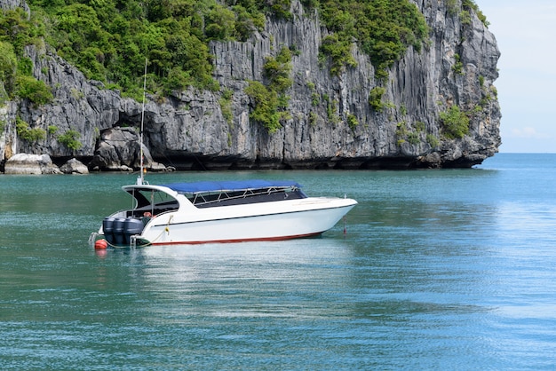 Foto snelheidsboot die in mooi overzees landschap van de tropische kust van thailand drijven