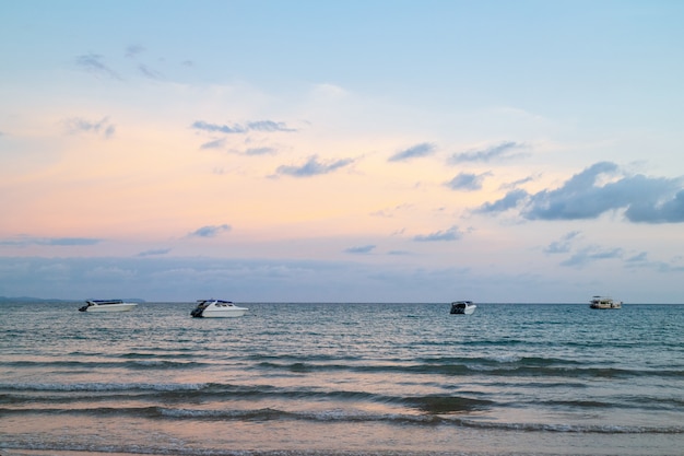 Snelheidsboten op het overzees met kleurrijke hemel op achtergrond in de avond bij Koh Mak Island in Trat, Thailand.