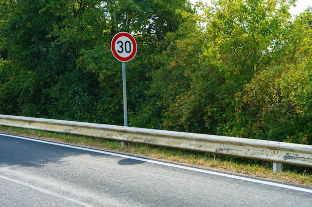 Foto snelheidslimietbord aan de kant van de weg