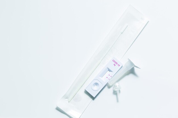 Snelle antigeen-zelftestkit voor Covid19-diagnose thuis met neusuitstrijkjes