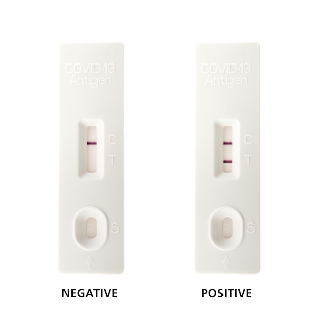 Snelle antigeentestcassette voor covid-isolaat met positief en negatief resultaat