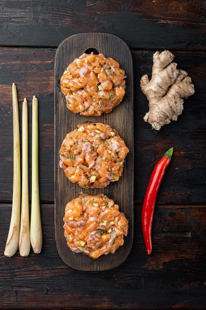 Snelle Aziatische rauwe fishcakes, op oude houten tafel, bovenaanzicht