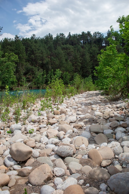 Snelle rivier met stroomversnellingen hoog in de bergen