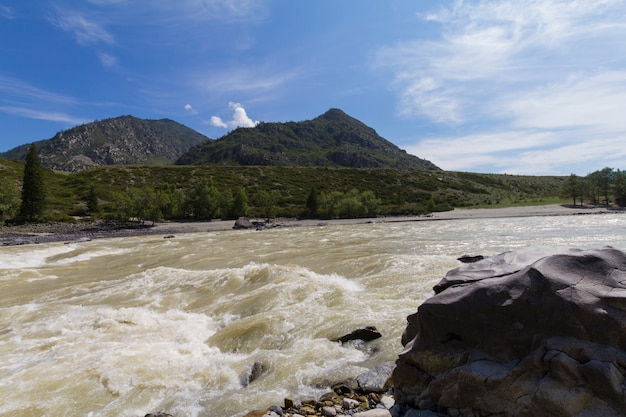 Snelle stroom van de Chuya-rivier in het Altai-gebergte