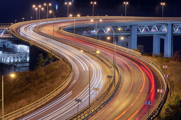 Snelweg bij nachtverlichting