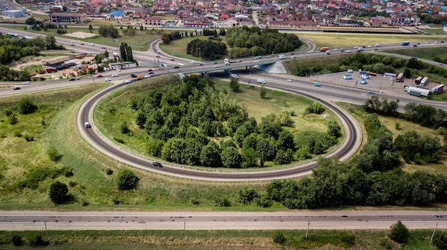 Snelweg bovenaanzicht, wegverkeer een belangrijke infrastructuur in rusland, krasnodar
