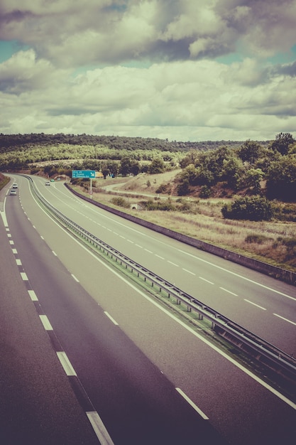 Snelweg door Frankrijk in de zomer. Bovenaanzicht