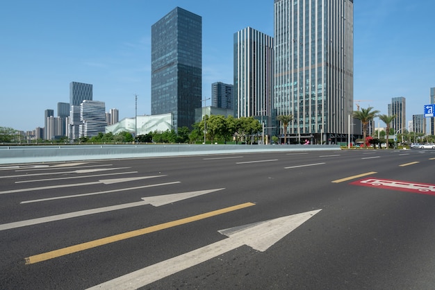 Snelweg en financieel centrum kantoorgebouw in Ningbo, China