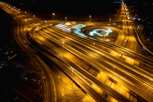 Snelweg- en ringwegverbindingen voor transport en logistiek &#39;s nachts