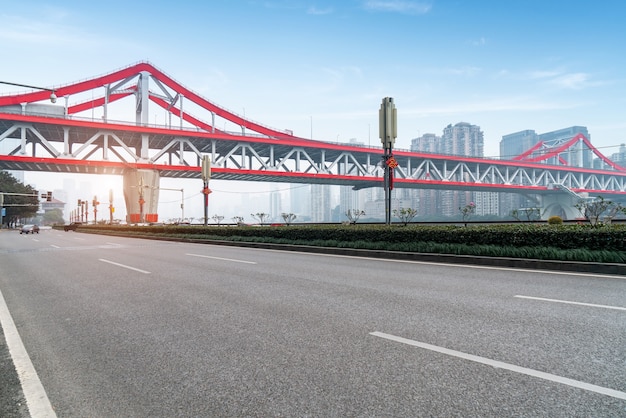 Snelweg en Tiejia-brug in Chongqing, China