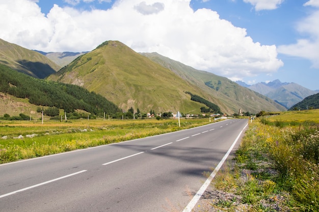 Snelweg en weg uitzicht en landschap in Juta, Georgië. Zomer reis foto.