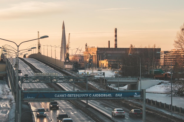 Foto snelweg en wolkenkrabber