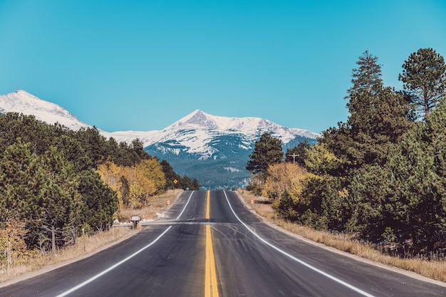 Snelweg in de herfst in Colorado, VS