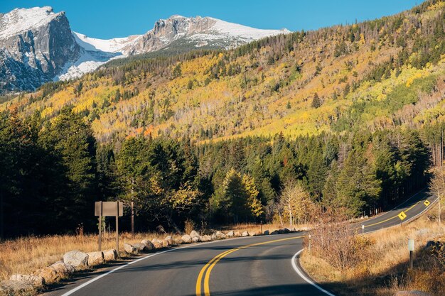 Snelweg in de herfst in Colorado, VS