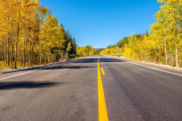 Snelweg in de herfst in Colorado, VS