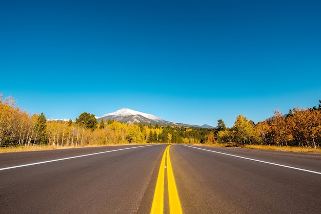 Snelweg in de herfst in Colorado, VS