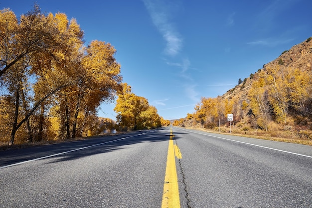 Snelweg in de herfst in Colorado, VS