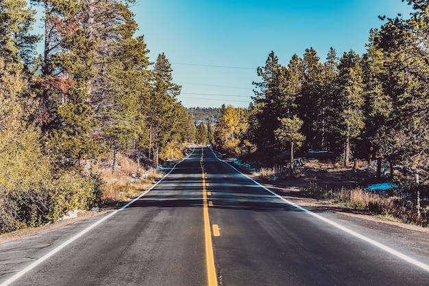 Snelweg in de herfst in Colorado, VS