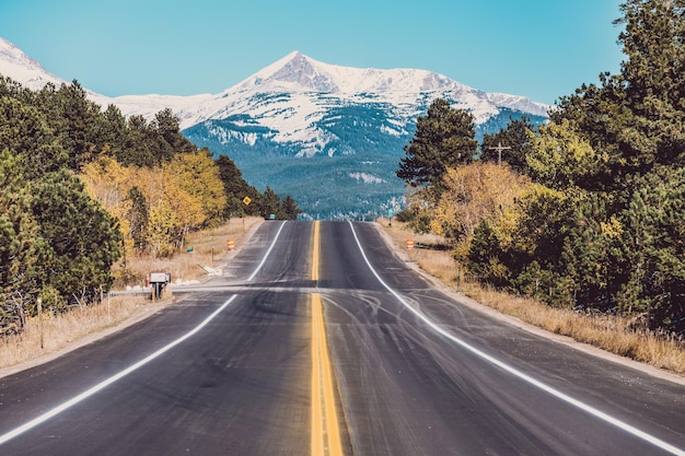 Snelweg in de herfst in Colorado, VS