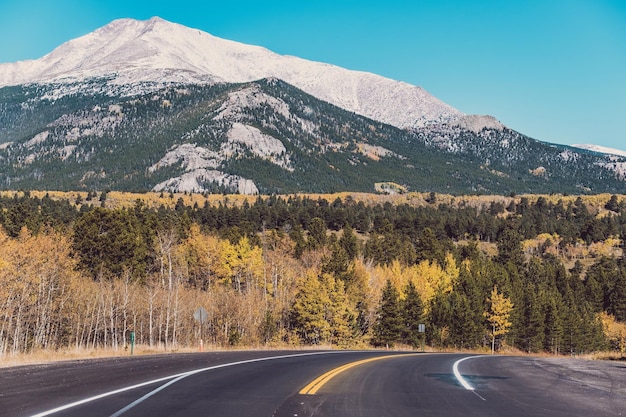 Snelweg in de herfst in Colorado, VS