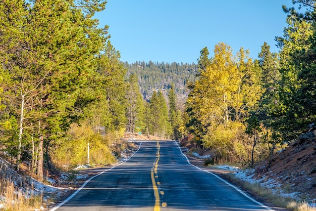 Snelweg in de herfst in Colorado, VS