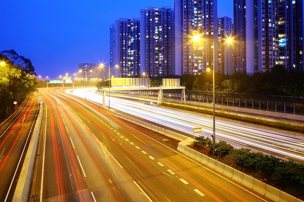 Snelweg in Hong Kong 's nachts