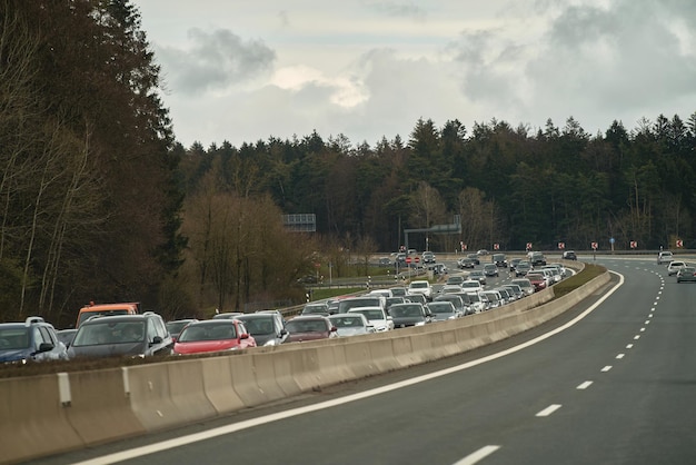 Snelweg met meerdere rijstroken Wegmarkeringen met witte verf op asfalt Lege snelweg tussen staten