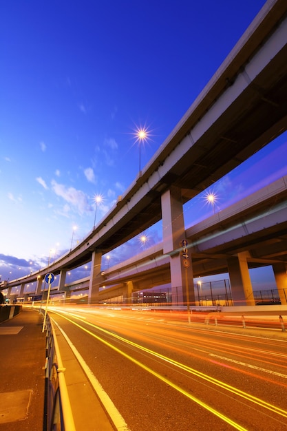 Snelweg met verkeerspad