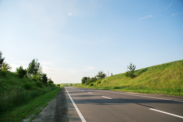 Snelweg snelweg door het veld. asfalt-verharde weg