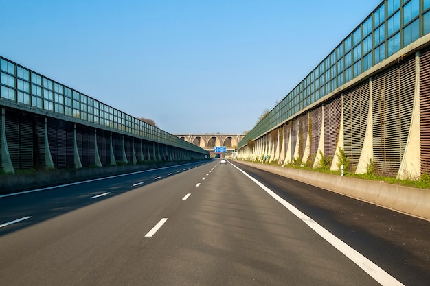 Snelweg snelweg snelweg in Duitsland met hoge muren aan de zijkanten