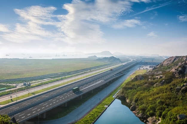 Snelweg tegen een blauwe luchtweg naar de containerterminal