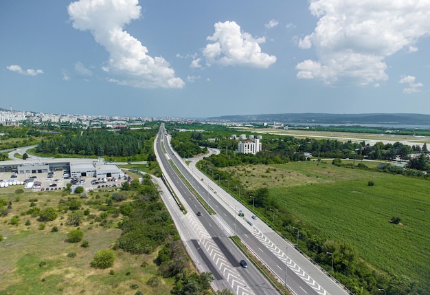 Snelweg tussen groene velden luchtfoto