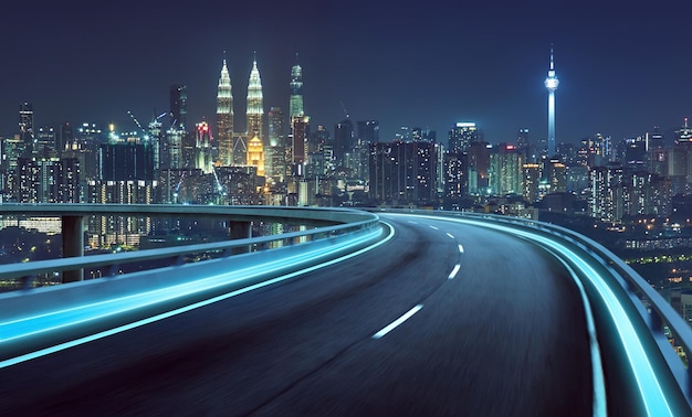 Snelweg viaduct bewegingsonscherpte met stad achtergrond. nacht scene .