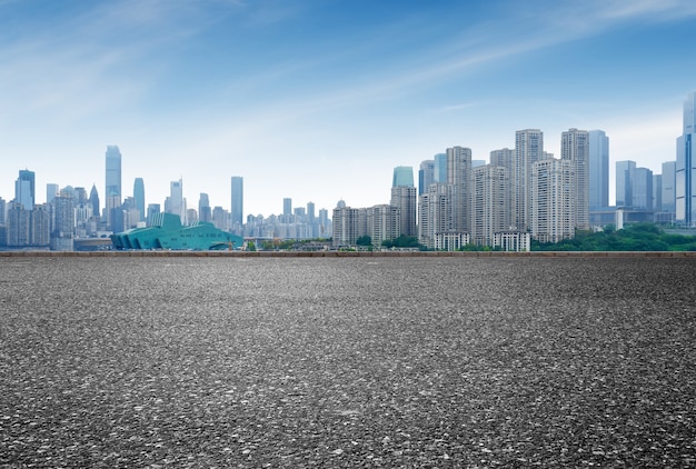 Snelweg voor de skyline van de stad, Chongqing, China.