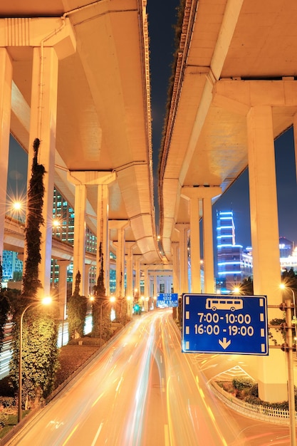 Snelwegbrug in Shanghai met druk verkeer 's nachts.