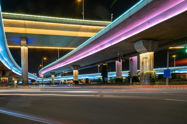 Snelwegen en viaducten 's nachts