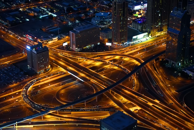 Snelwegen kruisen in het centrum van Dubai, nacht uitzicht