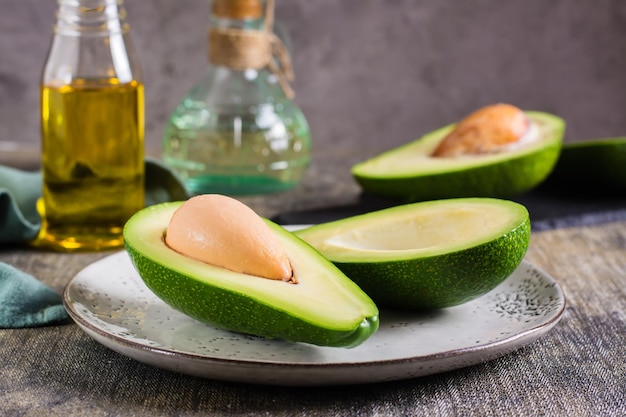 Snij in halve verse avocado op een bord op tafel Gezonde voeding