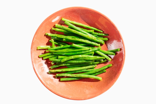 Snijbonen op een roze plaat. Dieet vegetarisch eten.