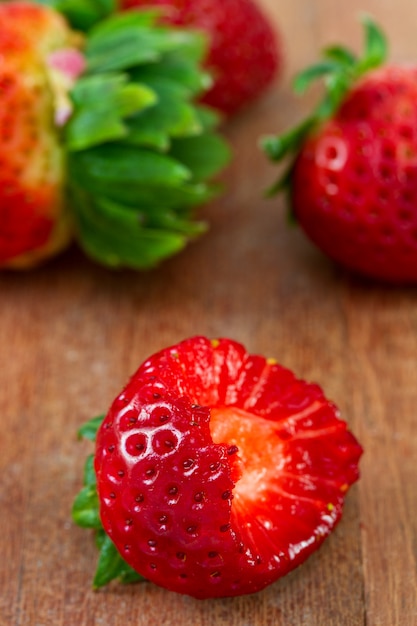 Snijd aardbei op bruine oude tafel