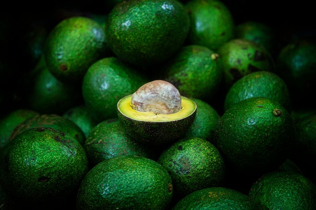 Snijd avocado natuurlijke fruitshow binnen op avocadomarkt