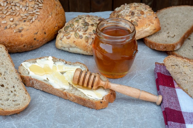 Snijd brood met boter en honing als ontbijt