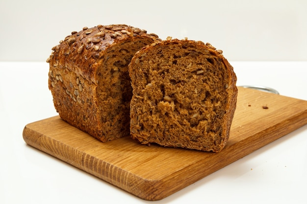 Snijd brood van roggebrood op houten snijplank