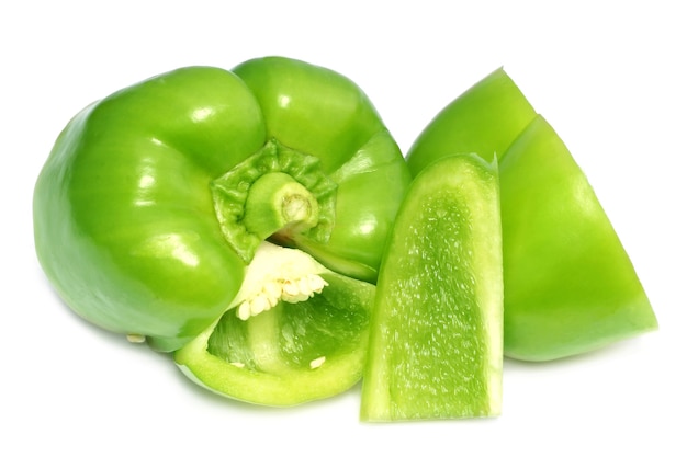 Snijd Capsicum geïsoleerd op witte achtergrond