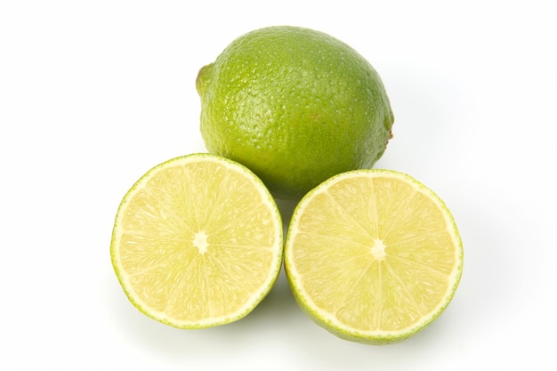 Snijd citrusvruchten van groene geïsoleerde citroen