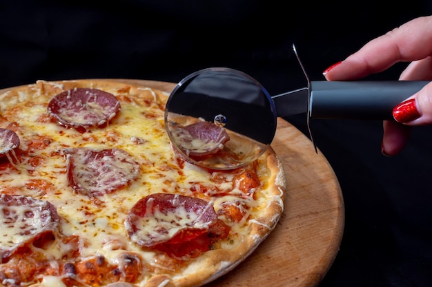 Snijd de afgewerkte pizza in porties